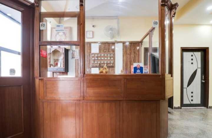 Hotel O Jas Inn Near Star Mall 구르가온 외부 사진