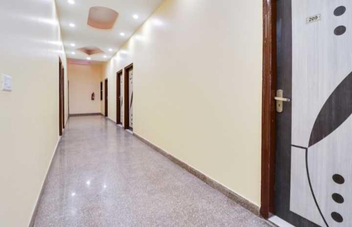 Hotel O Jas Inn Near Star Mall 구르가온 외부 사진